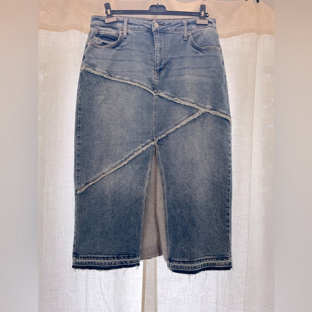 🩵BCBGeneration Stylish Fray Denim Skirt